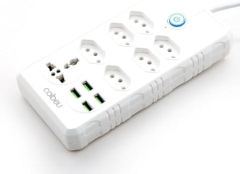 Extensão Tomada, Régua Tomada, Régua de Energia, 6 Tomadas, 4 Interfaces USB, 1 Tomada Universal, Cabo de Alimentação de 1,9 metros, Suporte a Tensão de 110-220V, Potência de 2500W, Branco