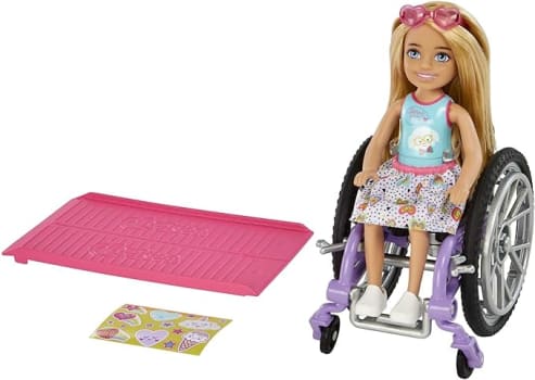 Barbie Chelsea com cadeira de rodas Boneca loira com vestido, cadeira, rampa, acessórios e adesivos para personalizar, brinquedo +3 anos (Mattel HGP29)